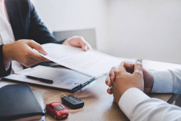 Acheter une voiture sans carte grise : démarches, risques et solutions